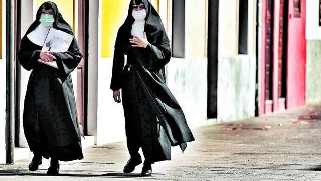 Dos monjas caminan por el casco urbano de La Laguna cerca de la Casa Montañés, sede del Consejo Consultivo de Canarias.