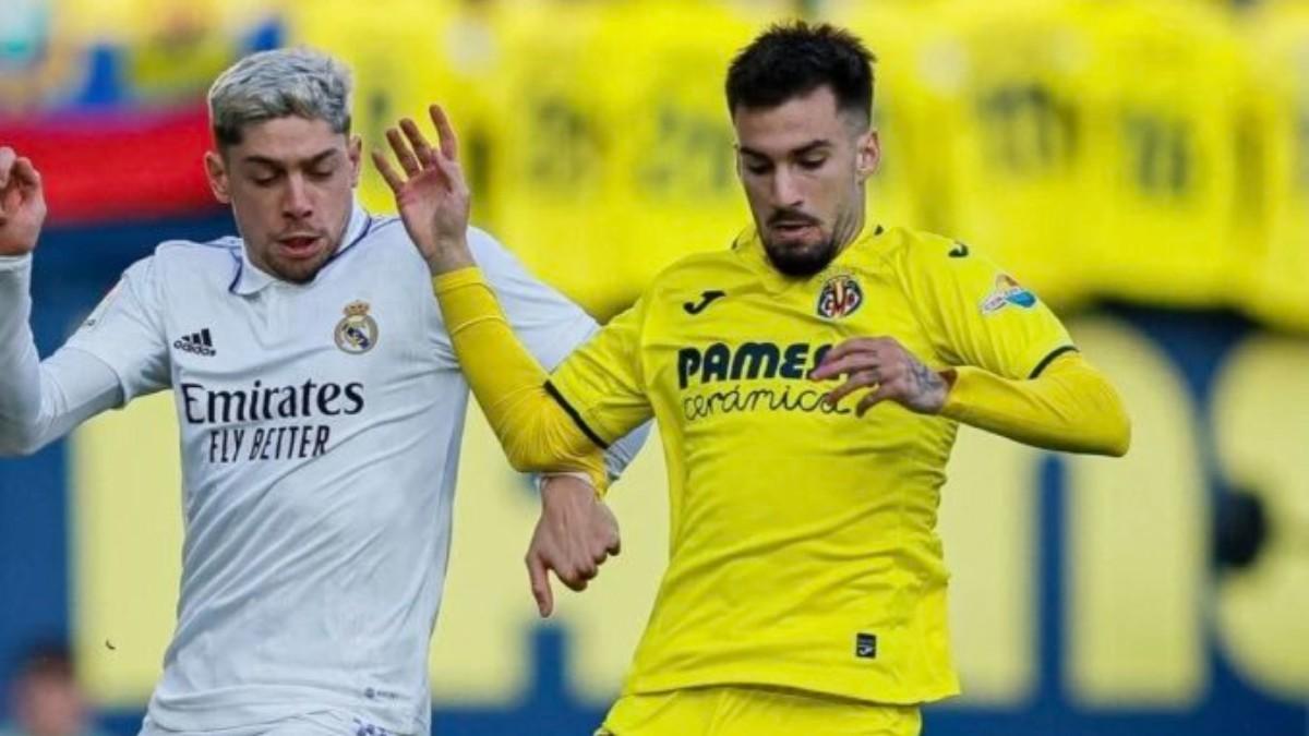 Álex Baena y Valverde en una jugada