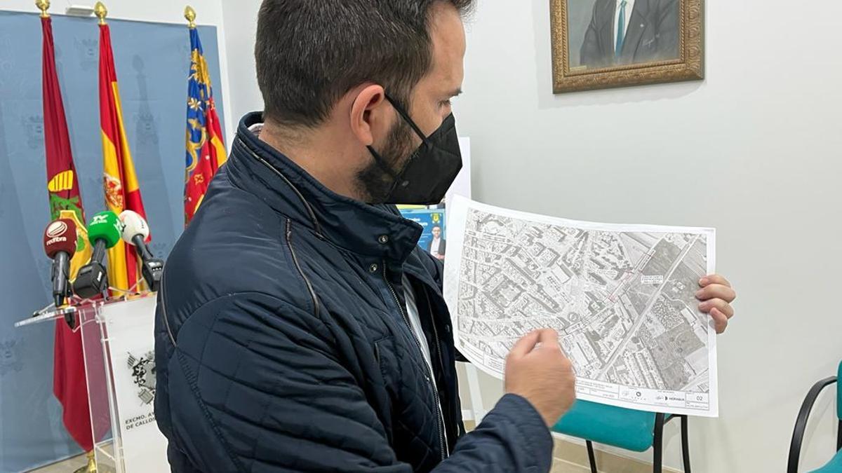 Manuel Martínez Sirvent, alcalde de Callosa de Segura, muestra en el mapa el tramo donde van a comenzar las obras