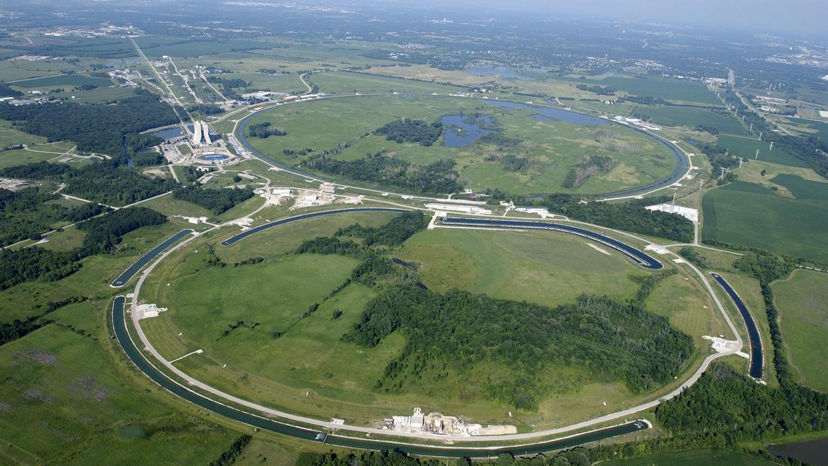 Vista aérea del Fermilab. El anillo en primer plano es el Inyector Principal, y el anillo posterior es el Tevatrón.