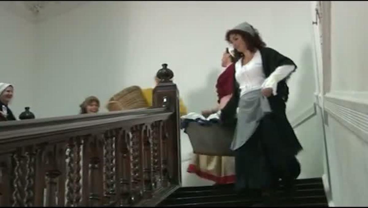 Unes bugaderes d’època irrompen en la presentació de les noves rutes turístiques de Santa Coloma