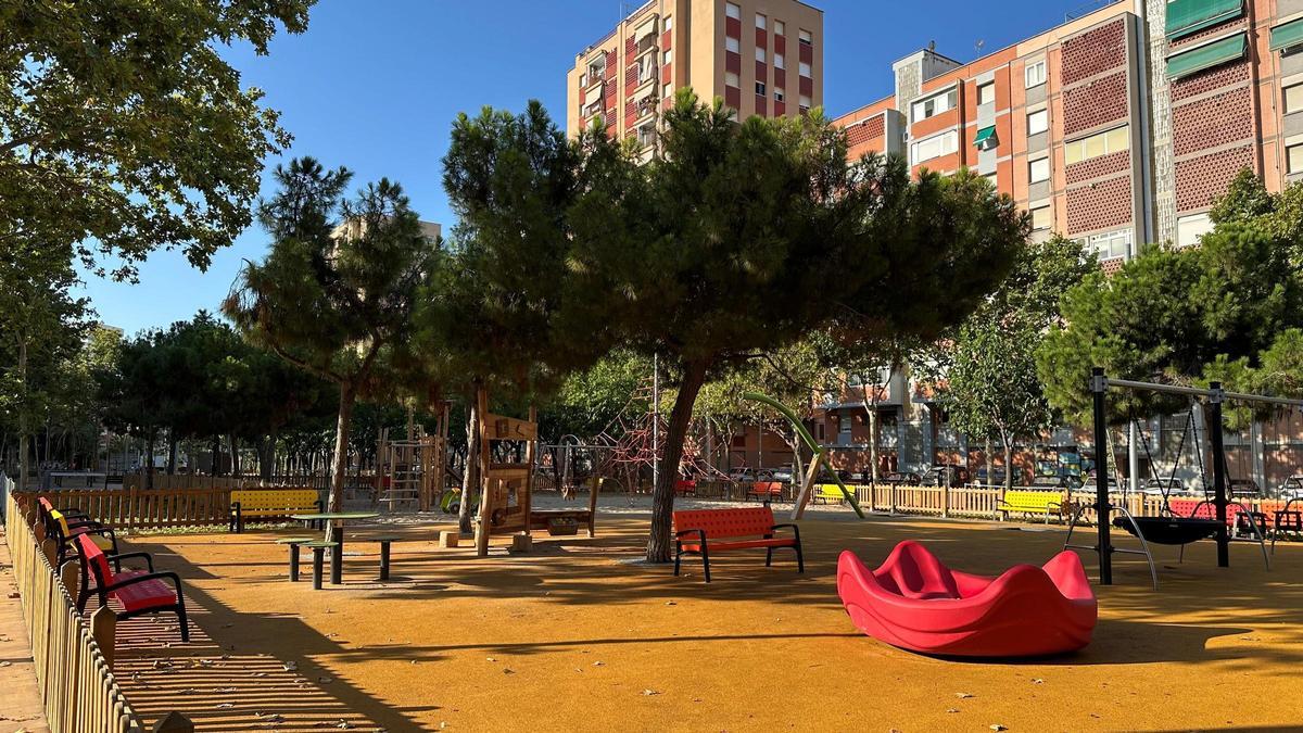 La nueva zona de juegos en la plaza de las Palmeres de L'Hospitalet.