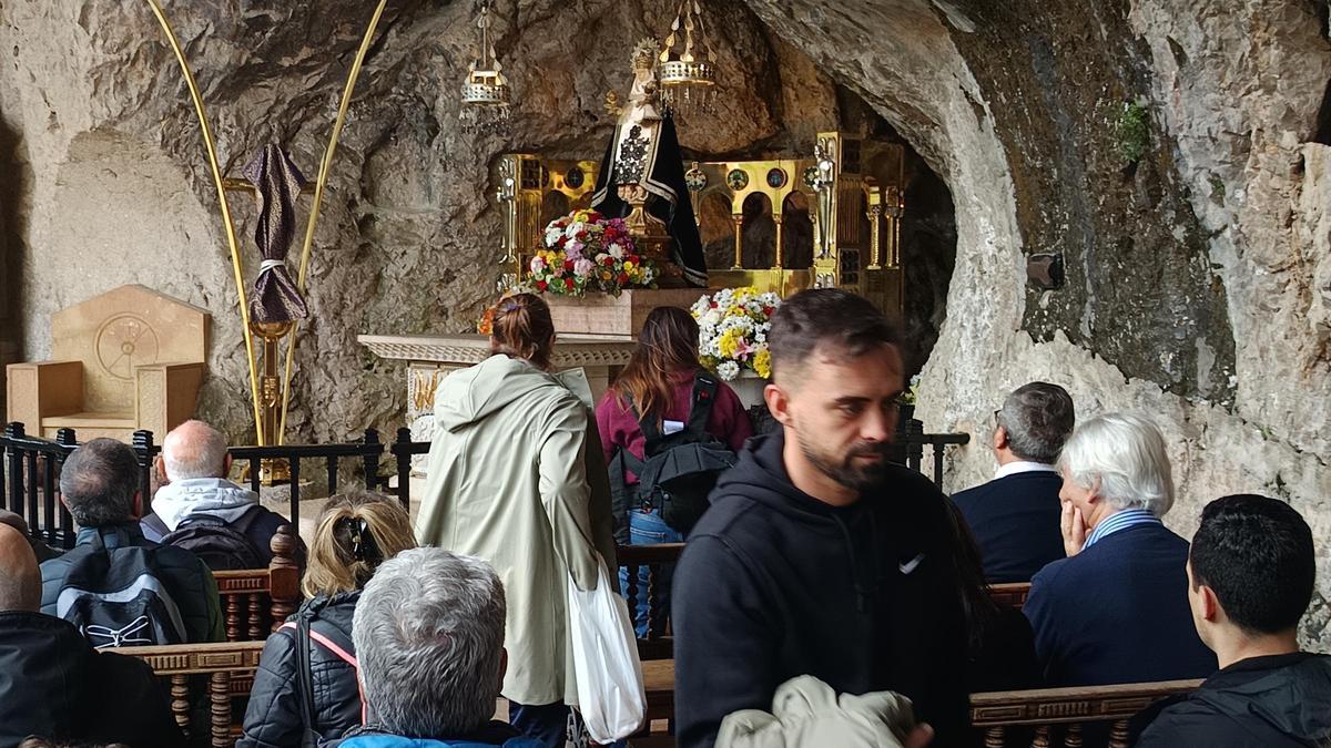 La Santina, con el manto negro