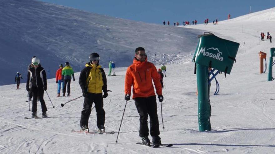 Esquiadors a les pistes d&#039;esquí de Masella