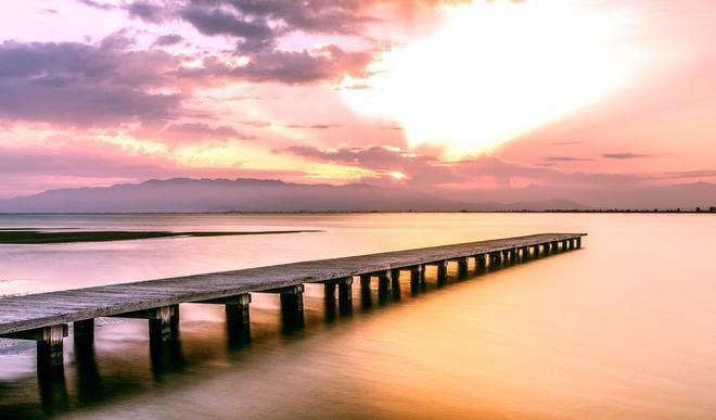 Embarcadero sobre el mar Delta del Ebro