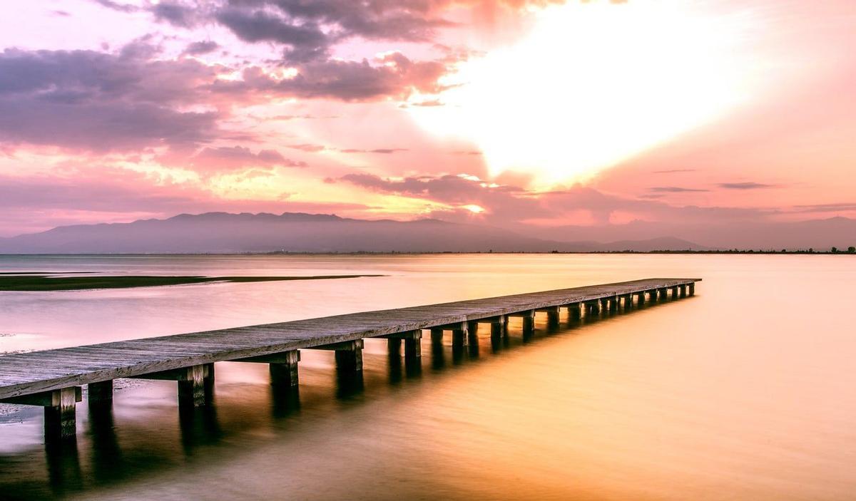 Embarcadero sobre el mar Delta del Ebro