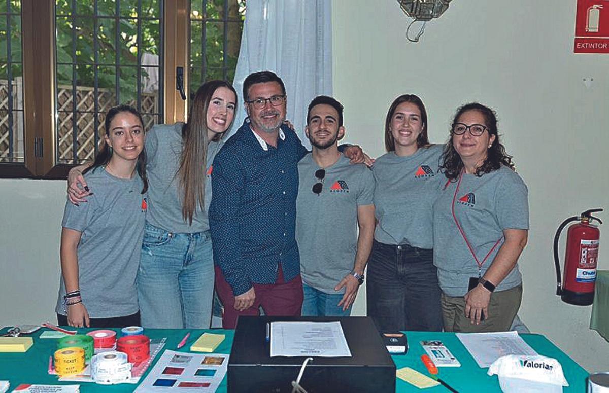 Antonio Galindo, presidente de Acodem, junto a un grupo de voluntarios, durante el último encuentro solidario ‘EMociónate 2025’, celebrado en noviembre.