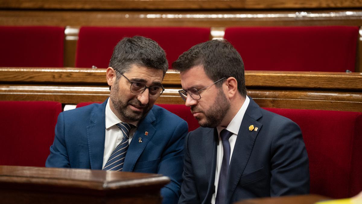 El 'vicepresident' del Govern, Jordi Puigneró, y el 'president' Pere Aragonès, en el hemiciclo del Parlament.