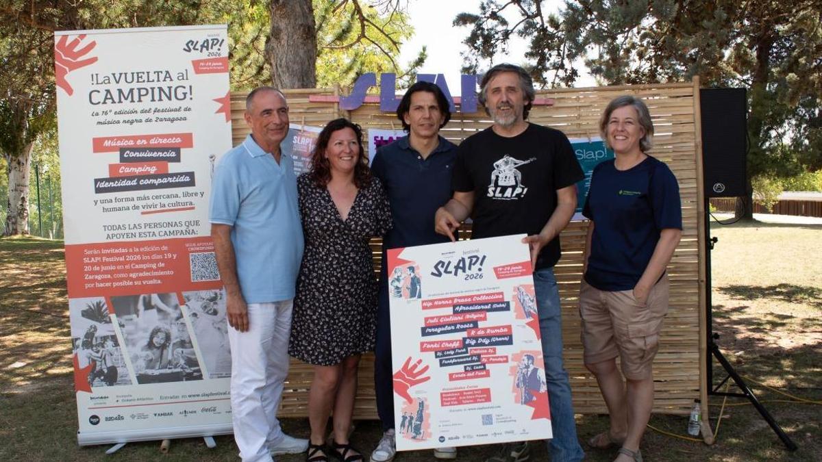 Víctor Domínguez señala el cartel de esta edición, este jueves en el camping de Zaragoza.