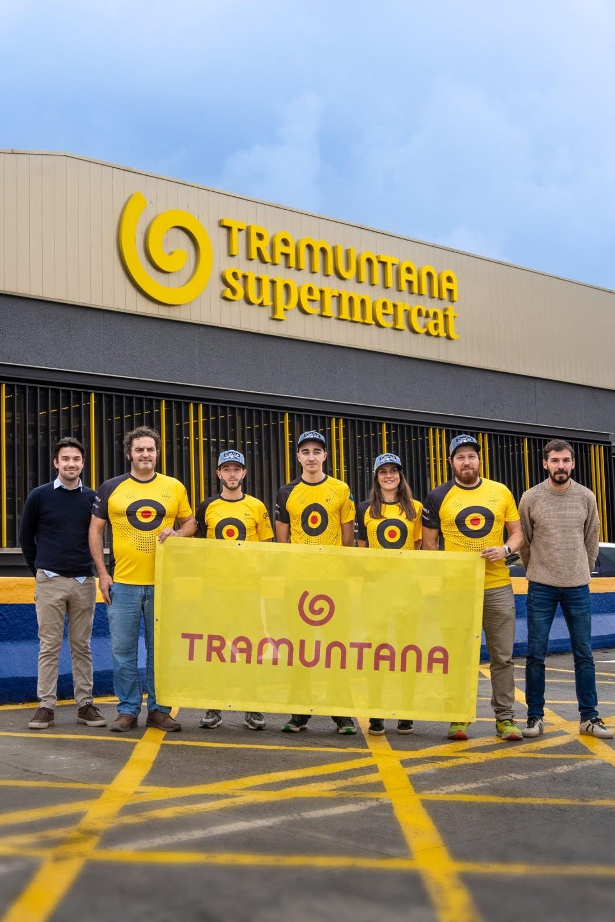 Els corredors del Gas Mountain Team amb l'organització de l'equip i representants del Grup Tramuntana.