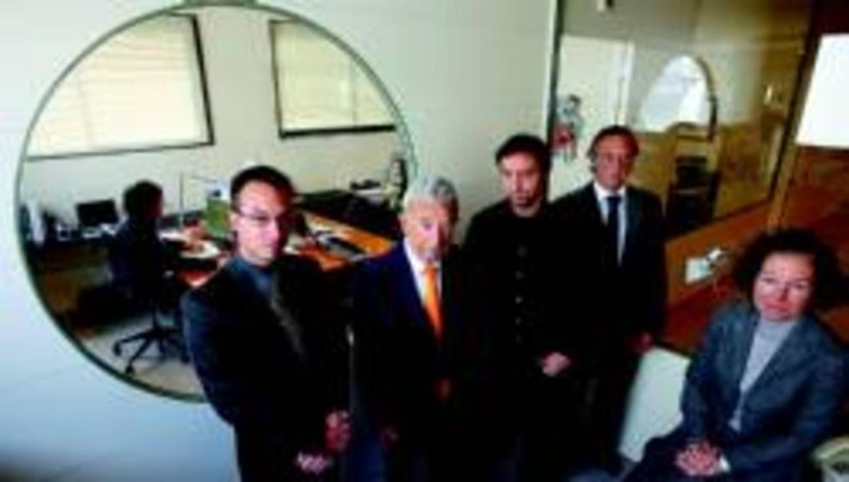 Julio Sanz (al centre), amb la seva família a la seu de Silver Sanz. Julio Sanz (al centre), amb la seva família a la seu de Silver Sanz.