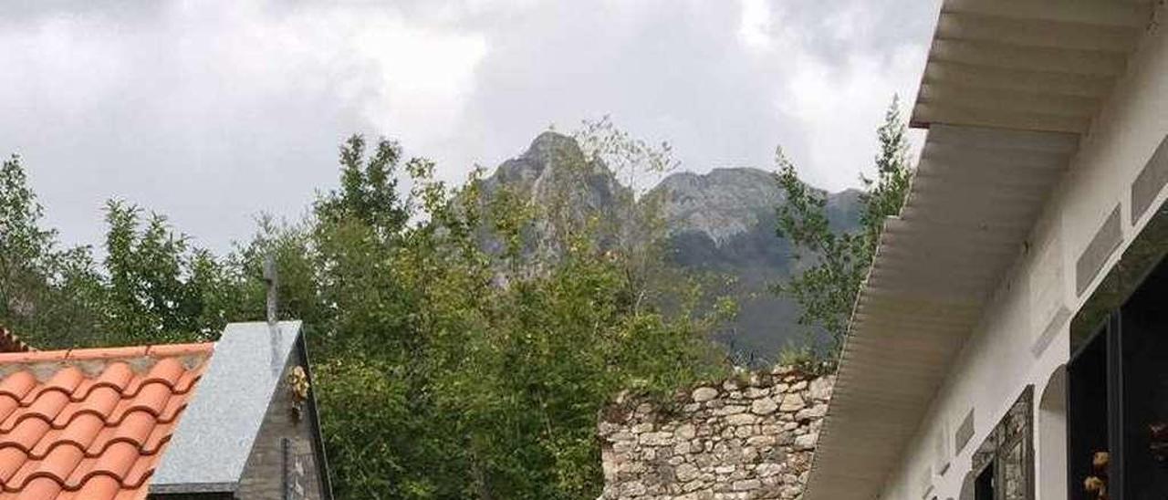 Vecinos de Zardón en el cementerio parroquial, ante la tumba de Cándido García.