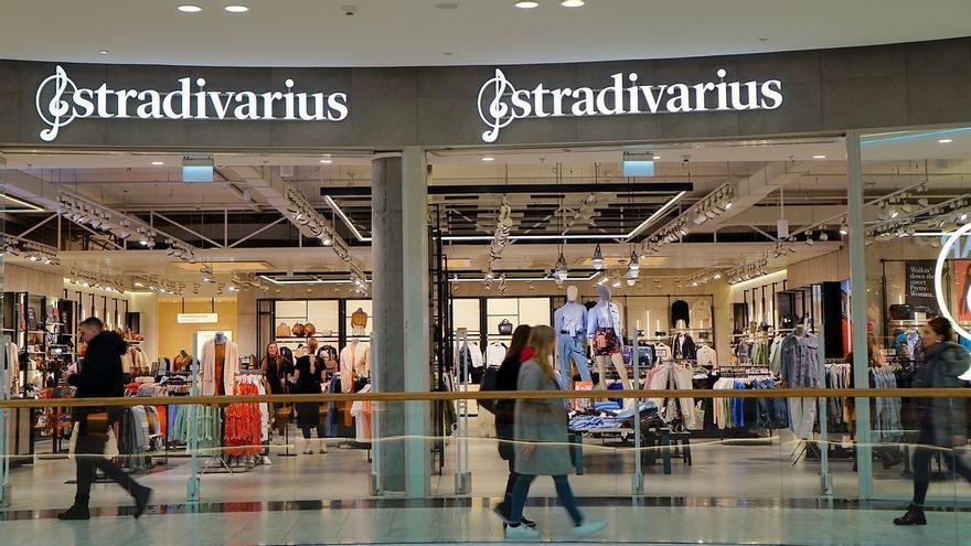 La gabardina de Stradivarius que arrasa en ventas
