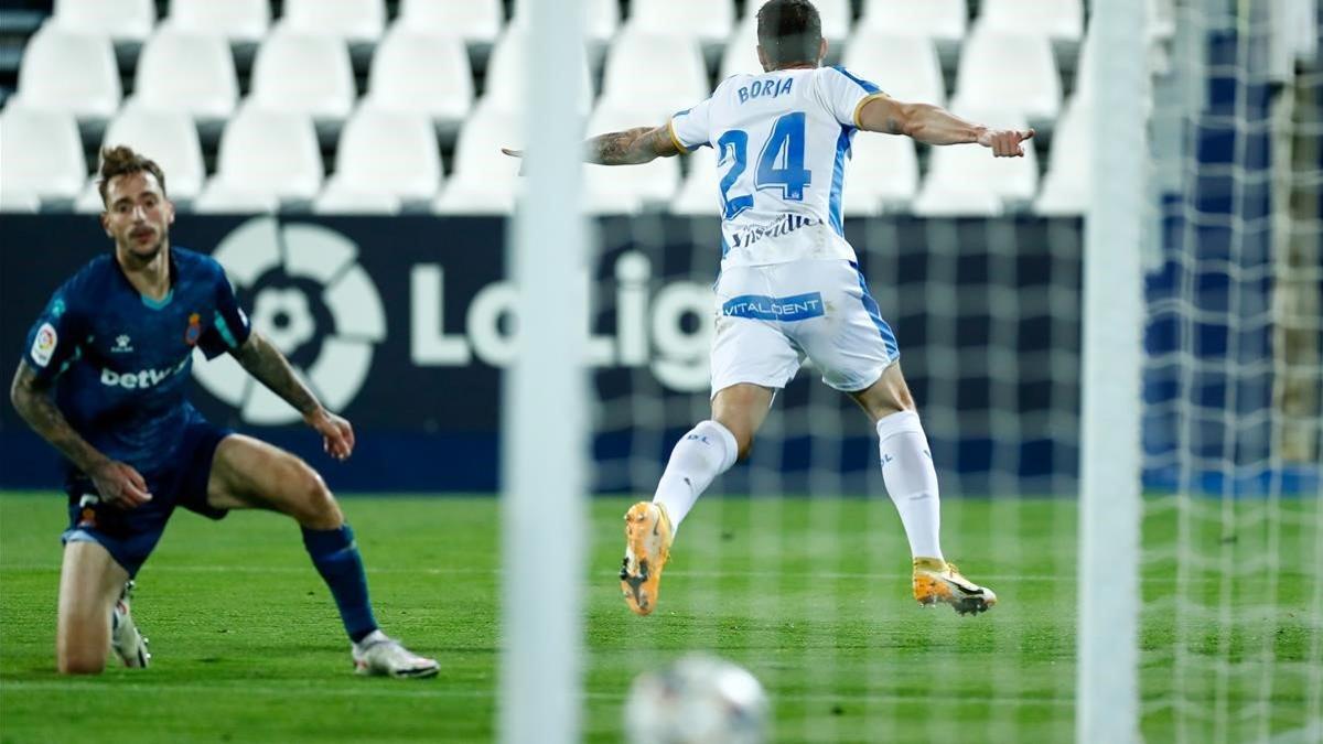 Borja Bastón celebra el primer gol del Leganés al Espanyol.