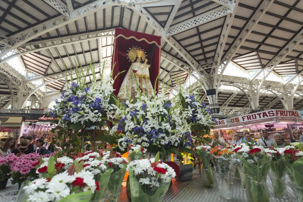 Los vendedores del Mercado Central veneran a la Mare de Déu