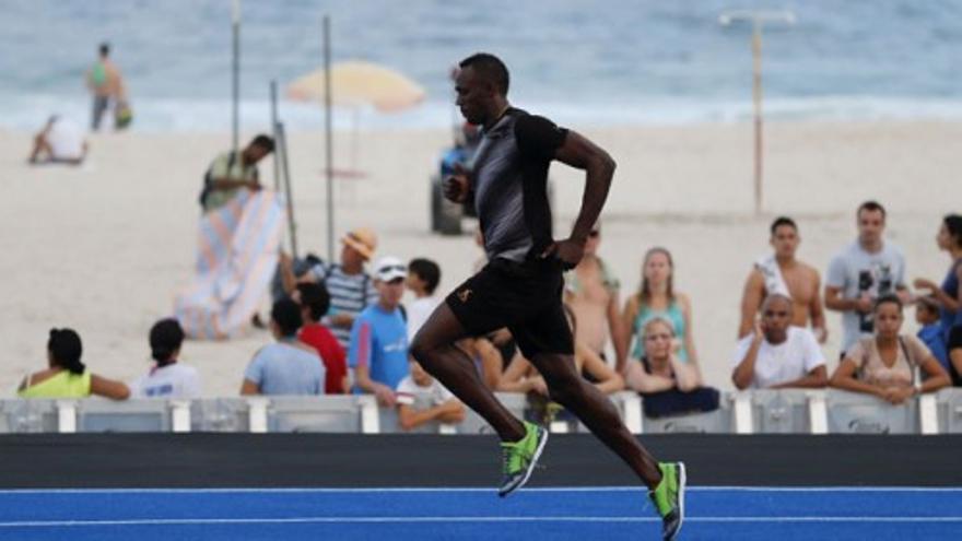 Bolt corre en la arena de la playa de Copacabana