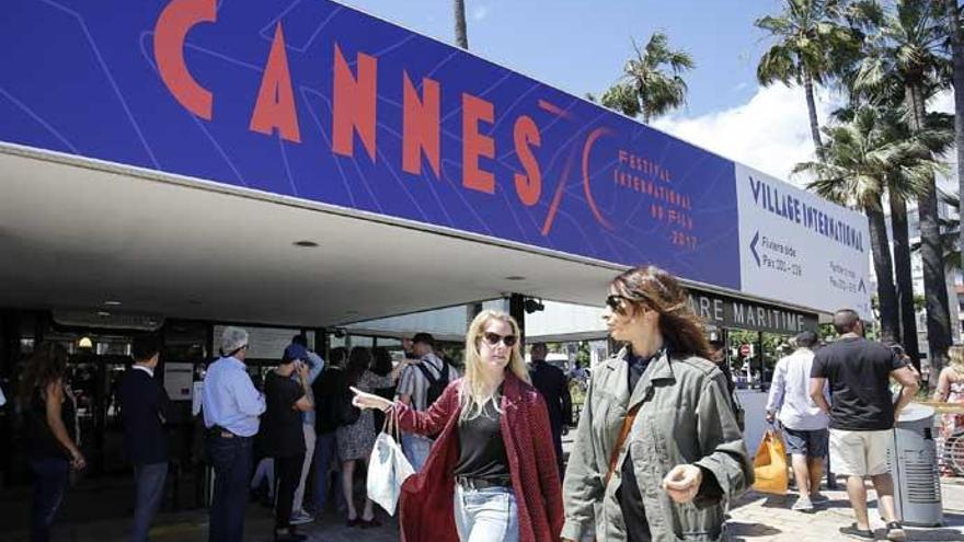 Dos mujeres pasean por Cannes durante el último Festival.