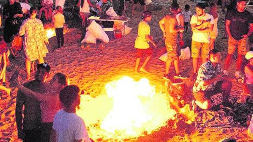 Noche de fiesta pagana y día de celebración religiosa en Sant Joan