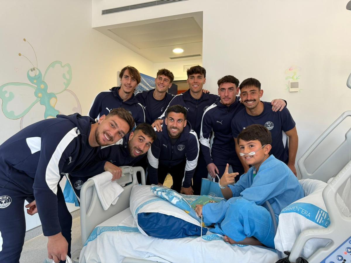 Varios jugadores de la UD Ibiza, junto a un niño en el hospital Can Misses