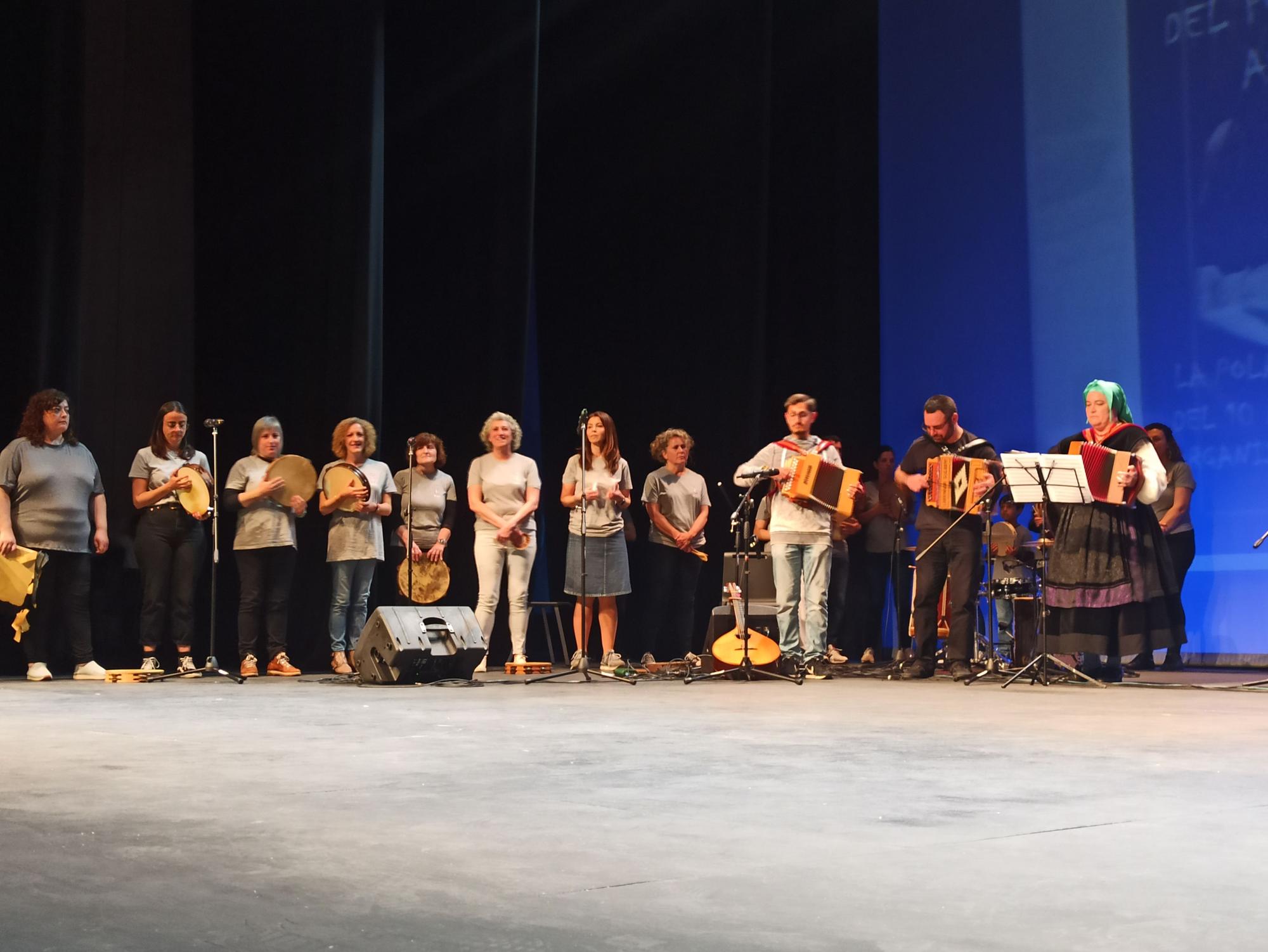 El Ventolín cierra la Selmana del Folclor Astur por todo lo alto: lleno en el auditorio de la Pola para disfrutar de la música y el baile tradicional