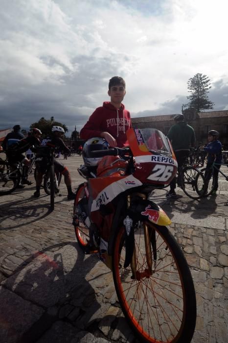 Un pelotón de ciclistas desafía a la lluvia en Cambados