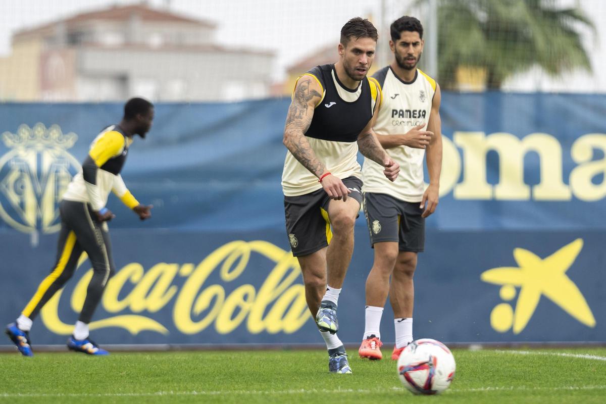 Kiko Femenía con Ayoze por detrás.