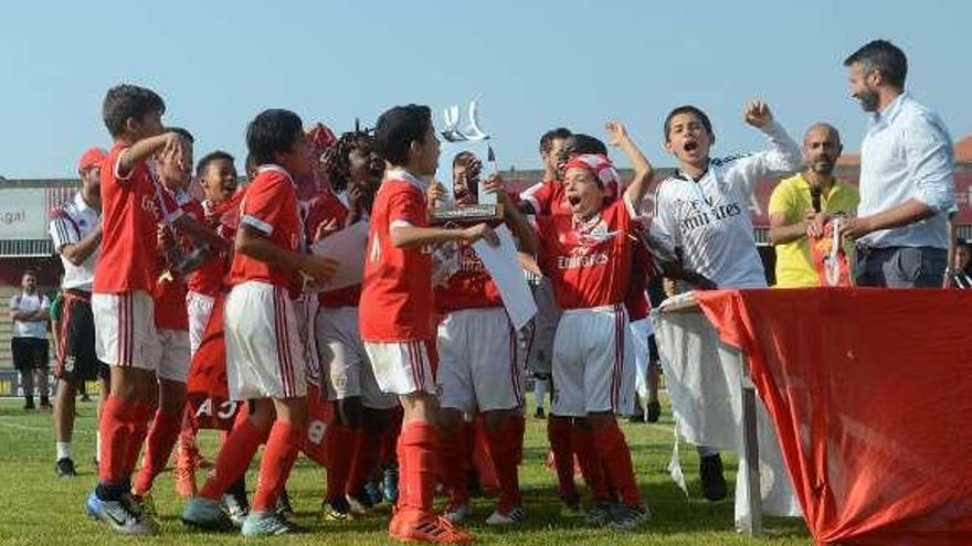 La entrega del trofeo desató la algarabía de los lisboetas. // Noé Parga