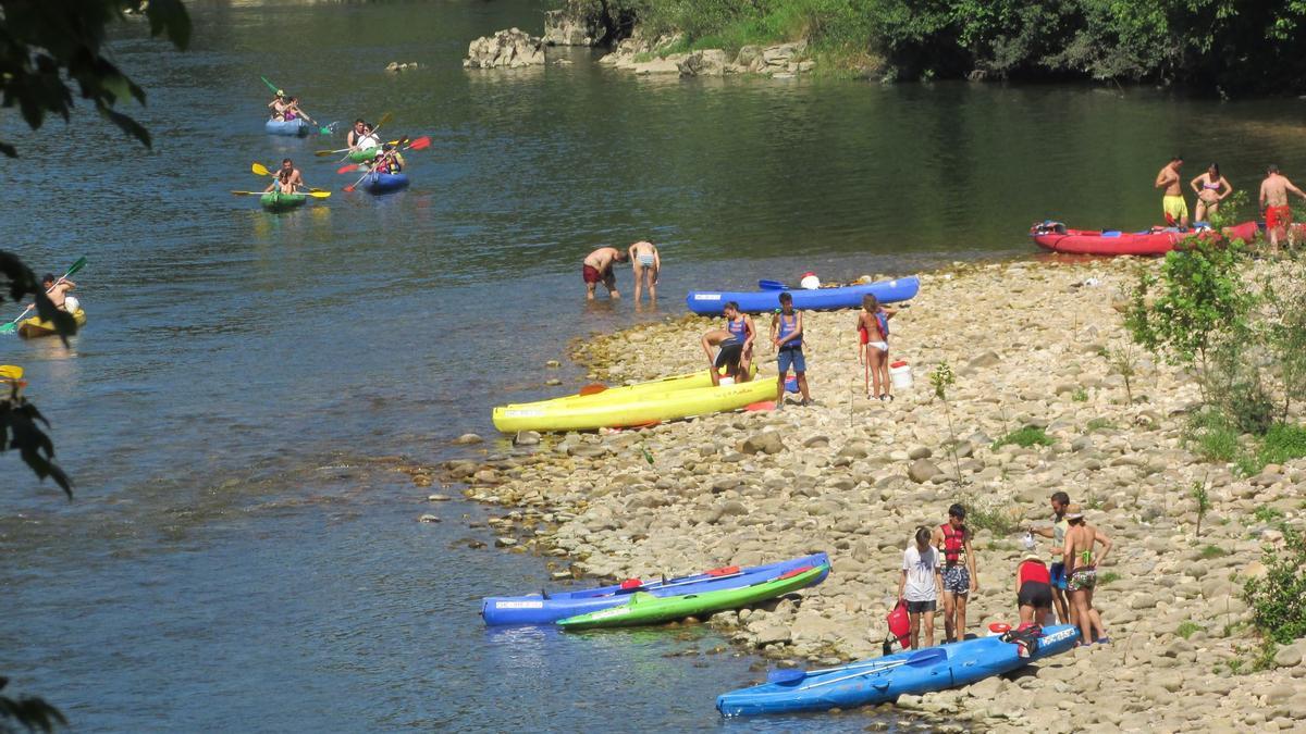 Un grupo de usuarios de canoas turísticas en el Sella.