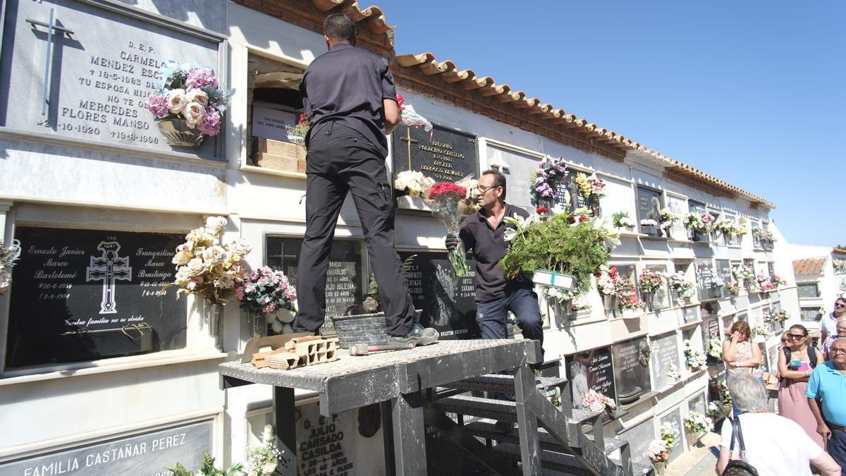Salvador descansa con su familia en Badajoz 82 años después de su muerte
