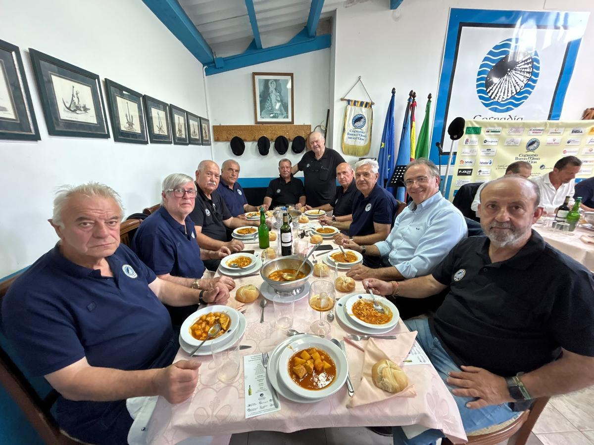 EN IMÁGENES: Carlos Suárez, fundador de La Chalana, recibe en Salinas el premio "Manzana de la buena mesa de la mar"