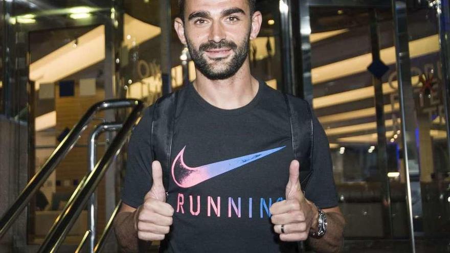 Adrián López, ayer a su llegada a la ciudad para incorporarse al Deportivo.