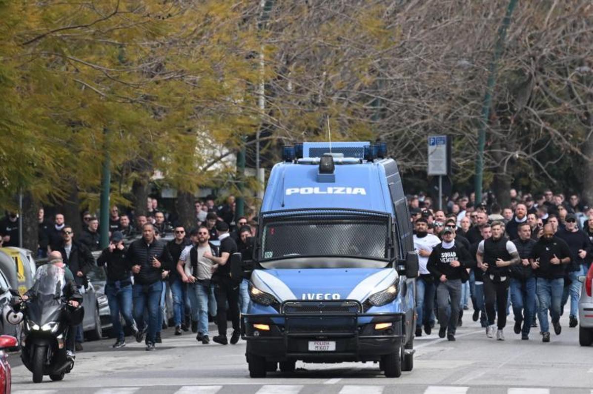 Las imágenes más impactantes de la brutal batalla campal en el centro de Nápoles