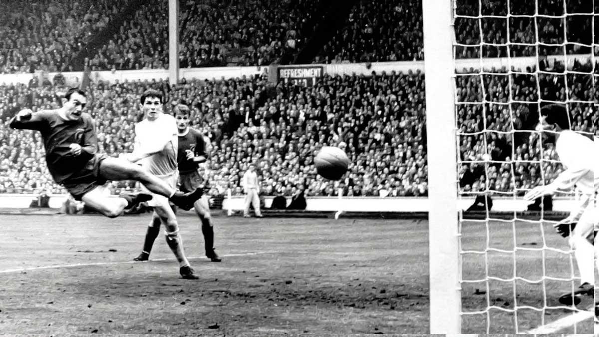 Ian St John marca el gol que le dio la Copa al Liverpoo en 1965.