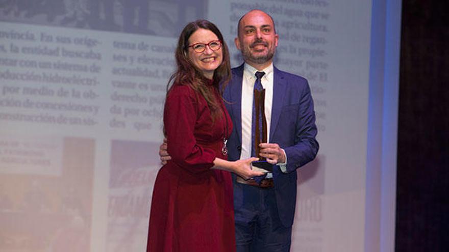 Mónica Oltra entrega la estatuilla al presidente de Riegos de Levante, Javier Berenguer.