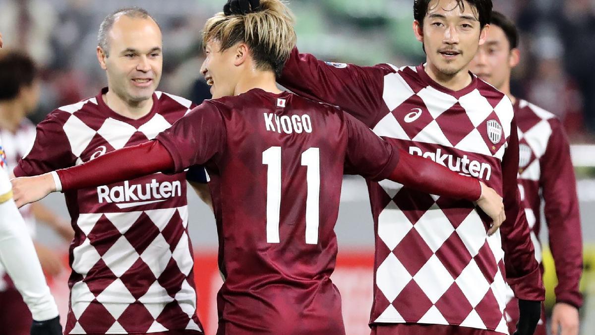 Iniesta celebra un gol con Kyogo Furuhashi