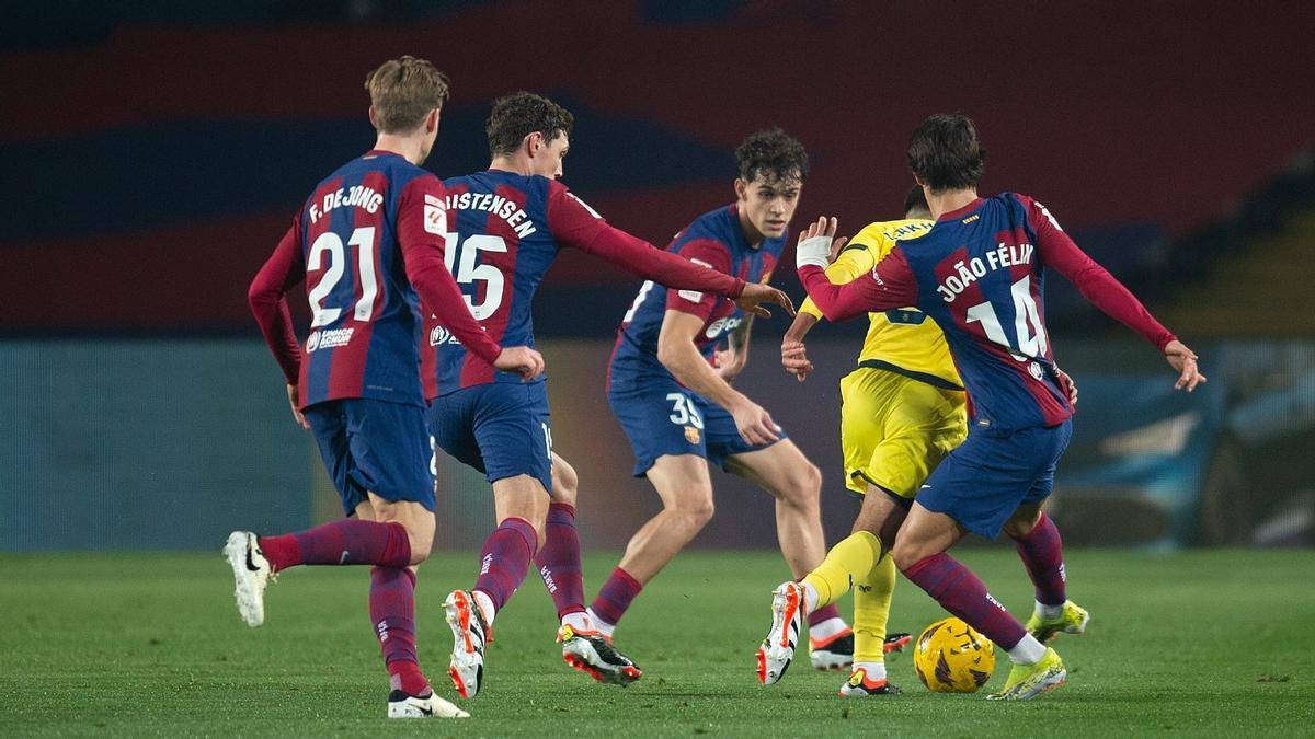 Cuatro jugadores del Barça rodean a uno del Villarreal.