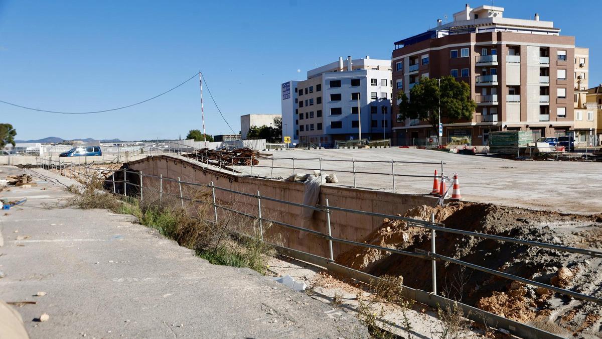 Obras de la carretera N-220 de acceso al aeropuerto en Manises en noviembre de 2025.