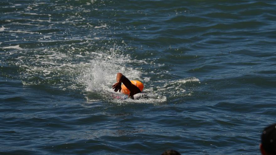 Eduard Mannanov y Elena Sarmiento, imbatibles en la XII travesía a nado Maspalomas Open Water