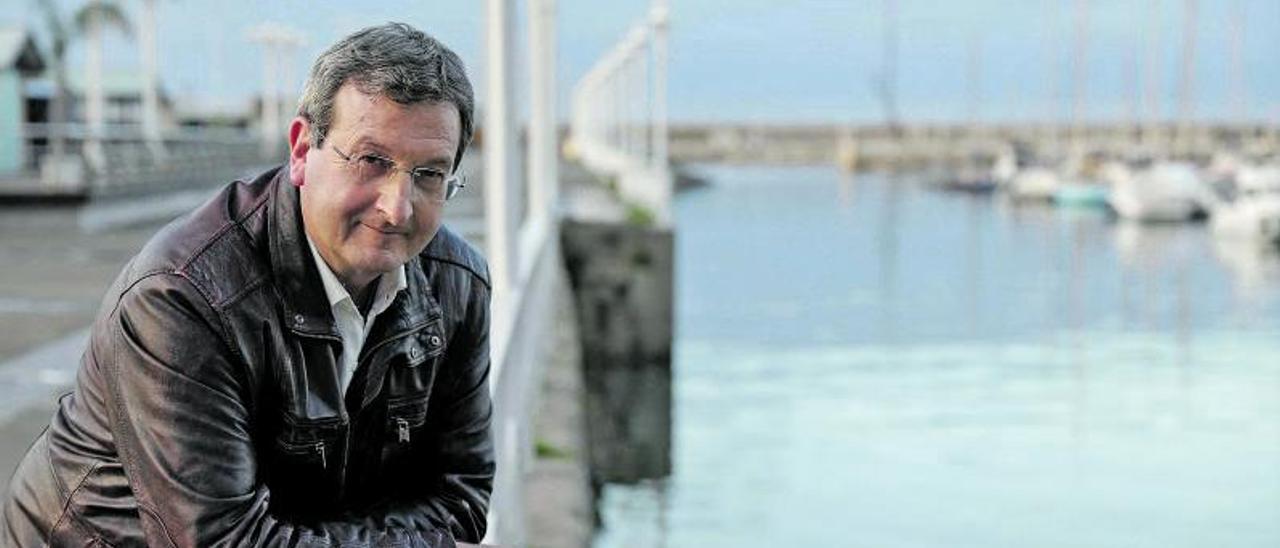 Luis Roda, en el muelle de Fomento de Gijón. | |  MARCOS LEÓN