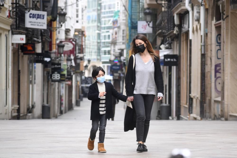 Primera salida de los niños a la calle en Coruña