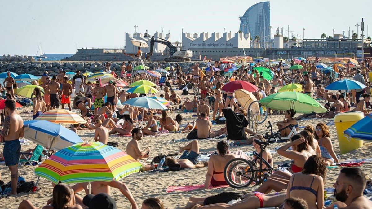 Ambiente en la playa del Bogatell de Barcelona.