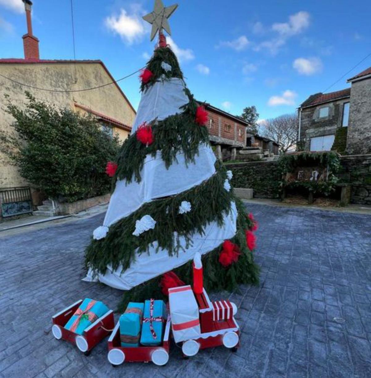 Hermoso árbol de Navidad en una de las plazas del lugar.