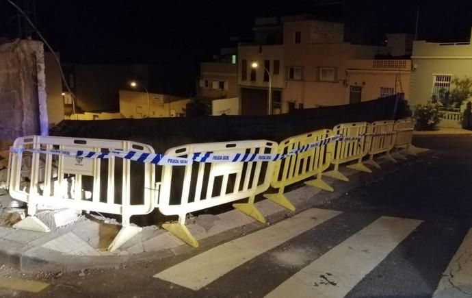 Huyen de la Policía y empotran el coche contra el muro de un solar en Santa Cruz de Tenerife