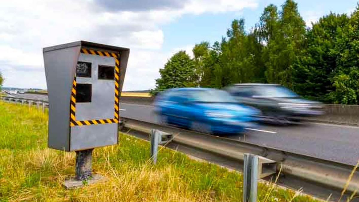 Vehículos circulan ante un radar.