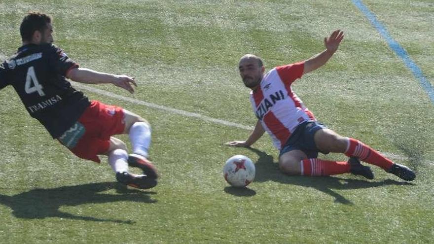 El visitante Cristian y el local Iván Pérez disputan un balón dividido en el choque del domingo. // G.N.