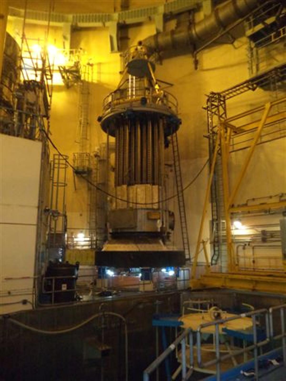 Traslado para ser inspeccionada de la cabeza de la vasija de uno de los reactores de Almaraz durante una recarga.