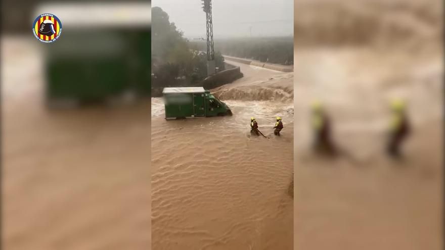 Temporal en Valencia | Los bomberos rescatan a un conductor atrapado en una furgoneta de reparto en Alzira