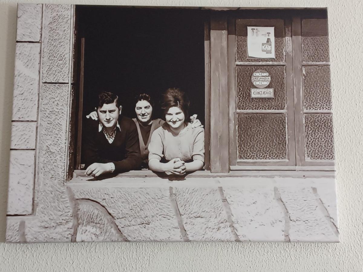 María Luisa Díaz, en el centro, con sus dos hijos, Eutimia y Virginio Rodríguez.