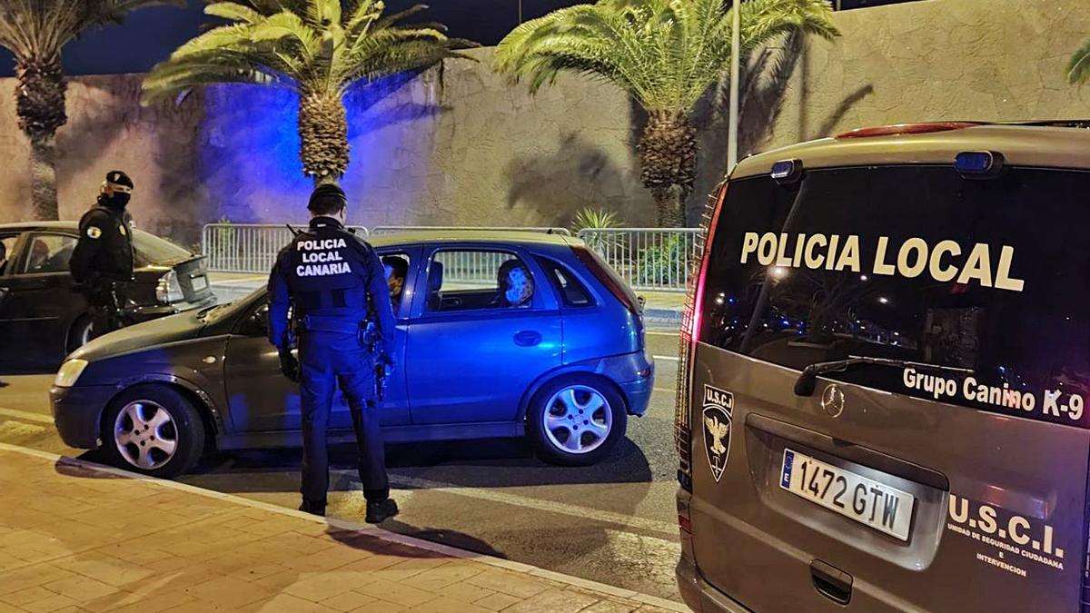 Dispositivo de control de la Policía Local y la Policía Canaria en Arrecife el pasado fin de semana. | | LP/DLP