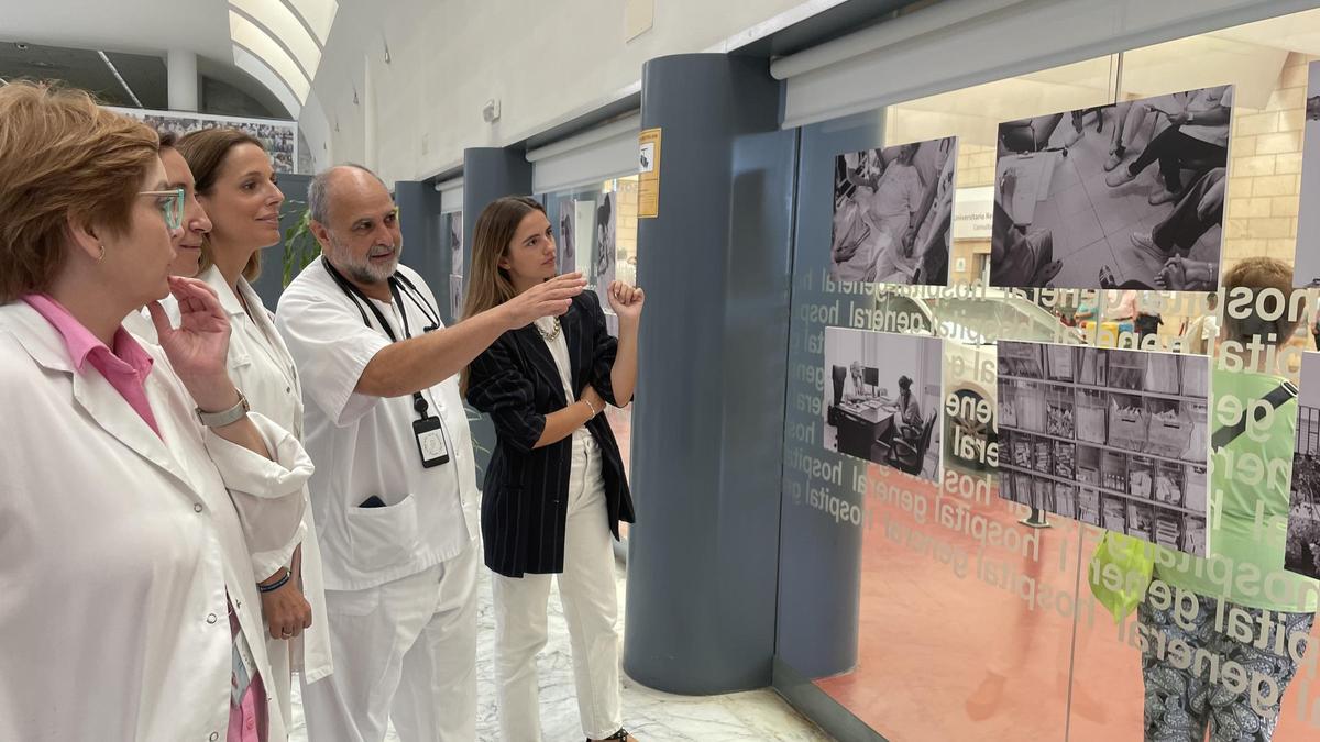 Antonio Llergo explica las fotografías de la exposición.